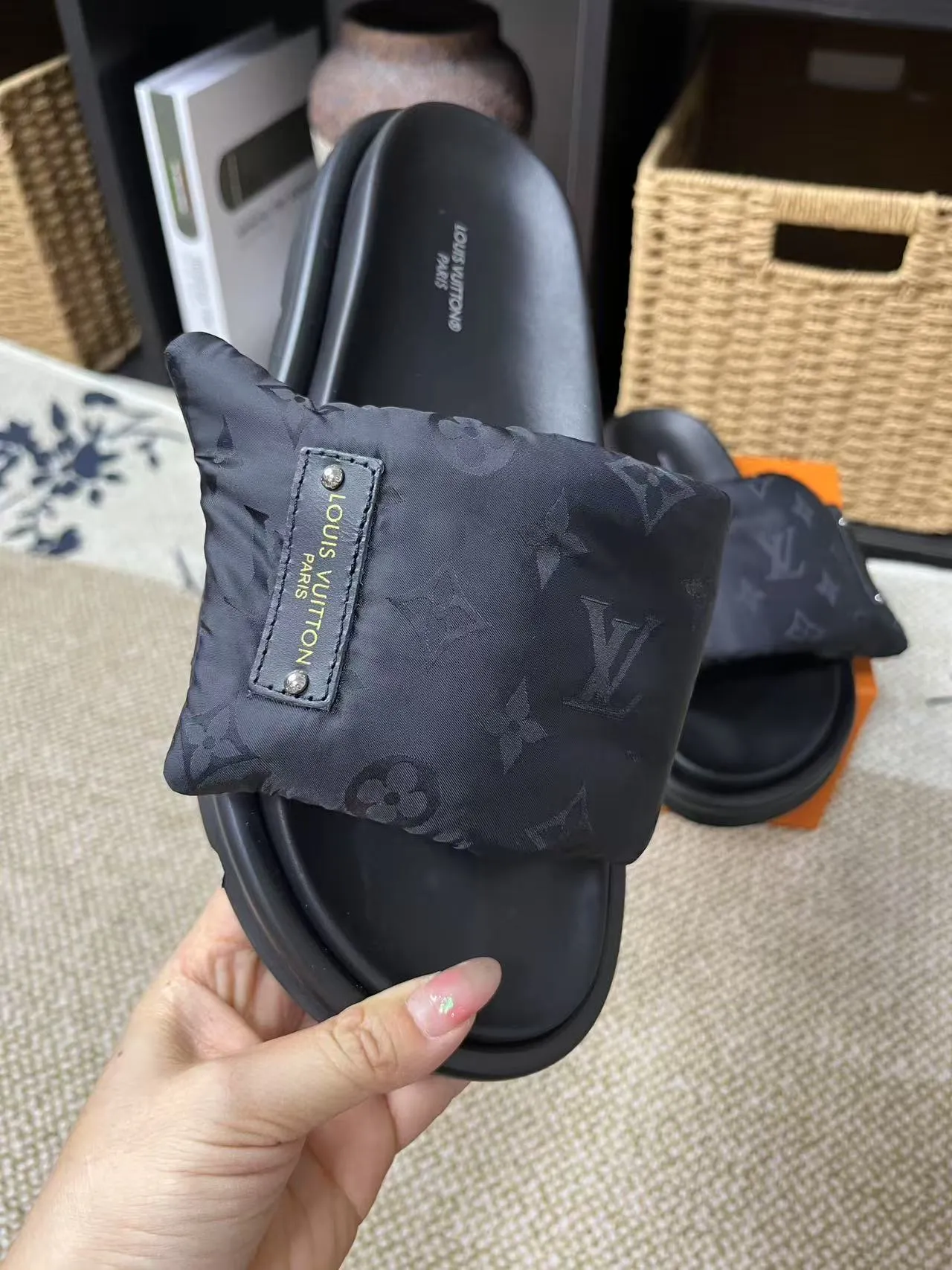 P340 yuan LV Louis Vuitton Full of high-end feel! A popular model among bloggers at home and abroad, it’s retro and fashionable, and looks stunning on your feet! Mainly recommended model on the official website★ ━━━━━ ЅᏇєєt ━━━━━ ▪️Upper: original calfskin ➕5D printing process ▪️Inner: imported mixed sheepskin ▪️Outsole: original molded foam outsole ▪️Size: Female 35-40 Men's 39-44 (women's 41 men's 45)